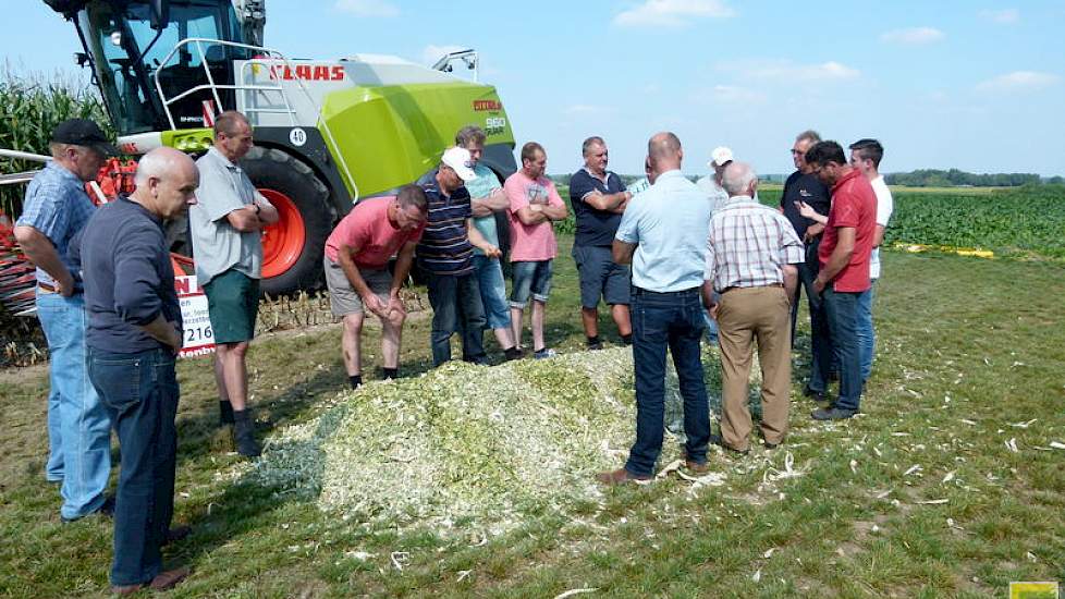 Iets waar al veel over is geschreven, is shredlage. Dit kon uiteraard niet ontbreken op de innovatiedag. Grove stukken plant en toch een fijngemalen korrel is het resultaat. De veehouders discussiëren met elkaar of de kosten echt terug worden verdient. Da