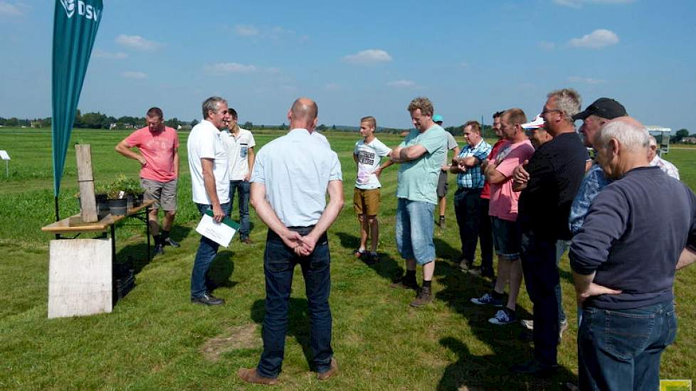 Soortenrijk grasland, een onderwerp waar Bernard Bles wat over mag vertellen. Er wordt wat lacherig over gedaan en Bles lacht met de boeren mee, maar vervolgt dan serieus. „Wij zijn als maar gefocust op een monocultuur met vooral Engels raaigras, maar wat