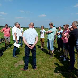 Soortenrijk grasland, een onderwerp waar Bernard Bles wat over mag vertellen. Er wordt wat lacherig over gedaan en Bles lacht met de boeren mee, maar vervolgt dan serieus. „Wij zijn als maar gefocust op een monocultuur met vooral Engels raaigras, maar wat