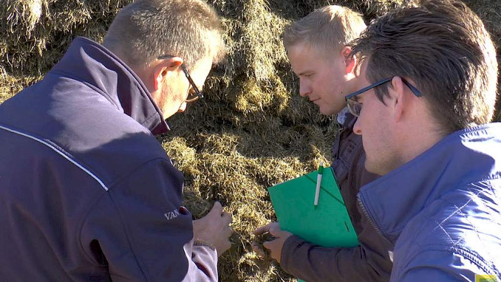 De hele winter was het nat geweest en om de zode te ontzien koos de melkveehouder er in het voorjaar voor om vrijwel alleen kunstmest uit te rijden en een lichte eerste snee te maaien.