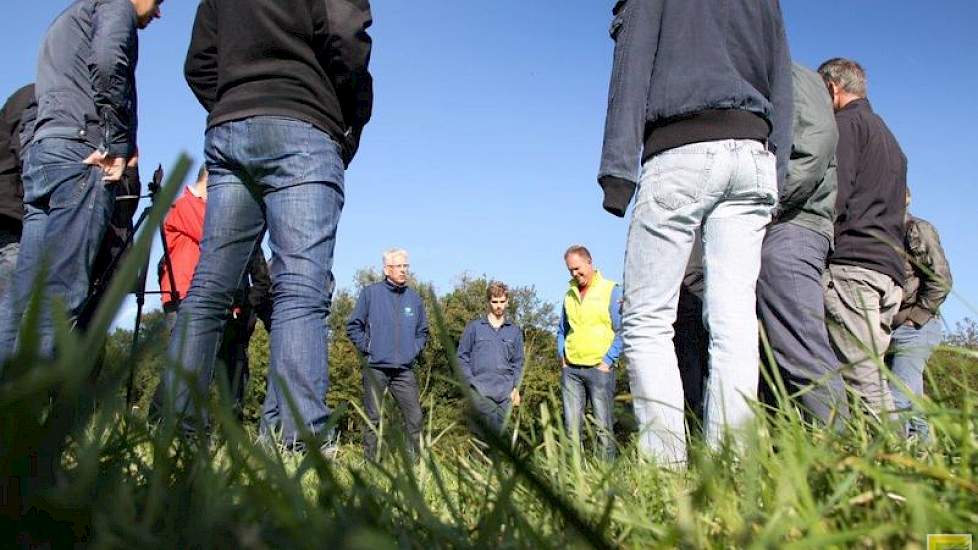 Er waren slechts tien melkveehouders aanwezig op de evaluatieochtend van PPP Agro Advies op het 20 jaar oude perceel van melkveehouder Jan van Dijk in Vuren. Het ging om een zichtbaar dichte grasmat op alle stroken waar verschillende machines eerder hun w