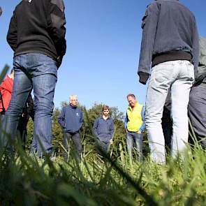 Er waren slechts tien melkveehouders aanwezig op de evaluatieochtend van PPP Agro Advies op het 20 jaar oude perceel van melkveehouder Jan van Dijk in Vuren. Het ging om een zichtbaar dichte grasmat op alle stroken waar verschillende machines eerder hun w