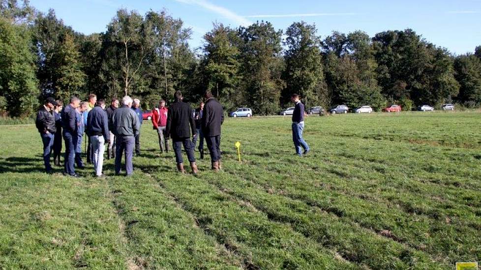 Na het wiedeggen en/of woelen en doorzaaien, bleef het op een paar millimeter na, in de afgelopen periode droog. Daar waar grove tanden zes weken geleden door de bodem gleden, staat nu die bodem open en is het gras naast de sleuf dood als gevolg van de dr