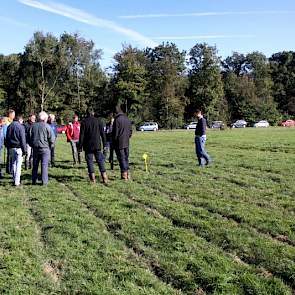 Na het wiedeggen en/of woelen en doorzaaien, bleef het op een paar millimeter na, in de afgelopen periode droog. Daar waar grove tanden zes weken geleden door de bodem gleden, staat nu die bodem open en is het gras naast de sleuf dood als gevolg van de dr