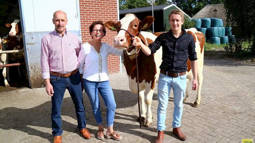 Gerrit (56), Annie (57) en Aard (22) Vosman zien de toekomst rooskleurig in. We hebben de stal zo gebouwd dat onze zoon toekomst heeft met dit melkveebedrijf. Geen idee wat fosfaatrechten gaan kosten, we hebben in ieder geval voldoende begroot voor deze k