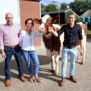 Gerrit (56), Annie (57) en Aard (22) Vosman zien de toekomst rooskleurig in. We hebben de stal zo gebouwd dat onze zoon toekomst heeft met dit melkveebedrijf. Geen idee wat fosfaatrechten gaan kosten, we hebben in ieder geval voldoende begroot voor deze k