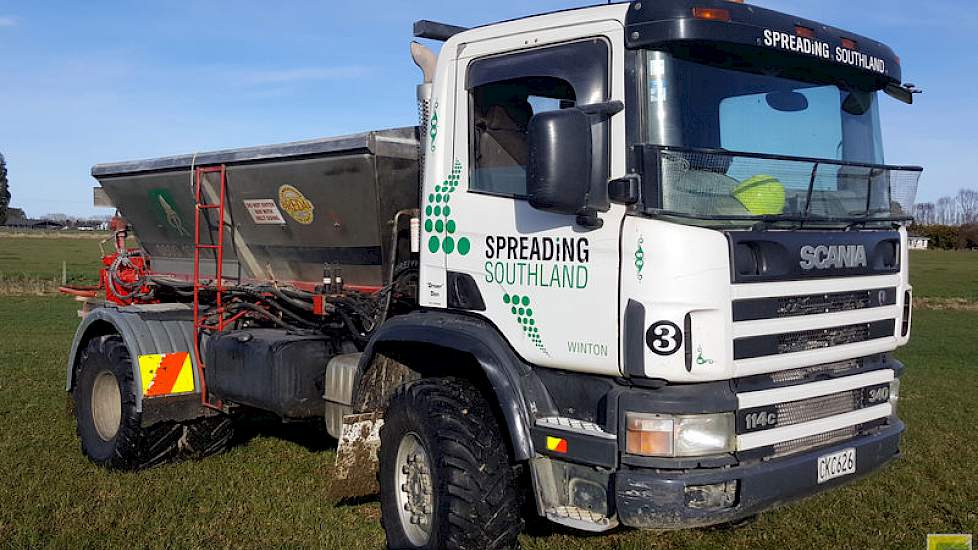 Als de grond beter bereidbaar is wordt een vrachtwagen gebruikt. Op Woldwide Farms (en op andere grotere bedrijven) wordt kunstmest door loonwerkers gestrooid.