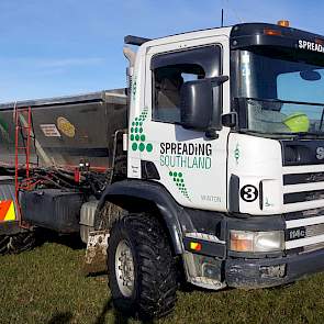 Als de grond beter bereidbaar is wordt een vrachtwagen gebruikt. Op Woldwide Farms (en op andere grotere bedrijven) wordt kunstmest door loonwerkers gestrooid.