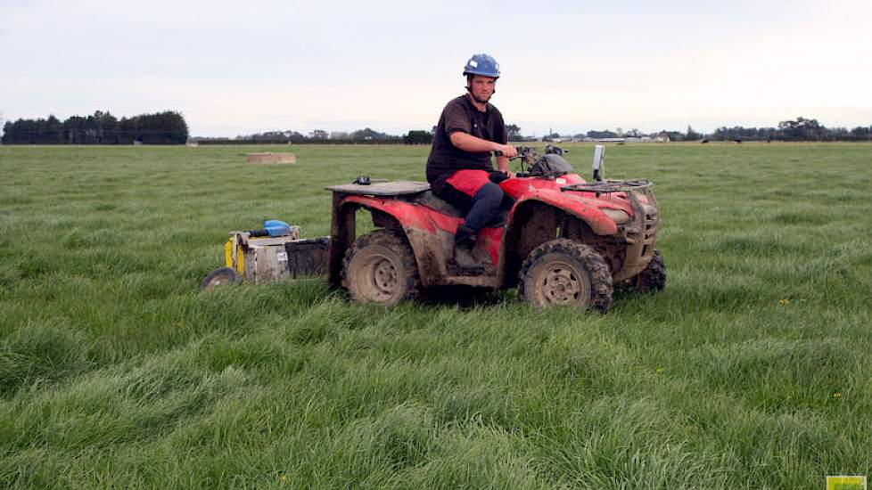 Hoe meer koeien afkalven, hoe groter de behoefte aan gras. Daarom wordt de grasgroei iedere week gemeten met een aparaat dat we achter de quad door het gras slepen.