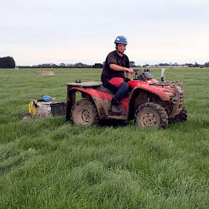 Hoe meer koeien afkalven, hoe groter de behoefte aan gras. Daarom wordt de grasgroei iedere week gemeten met een aparaat dat we achter de quad door het gras slepen.