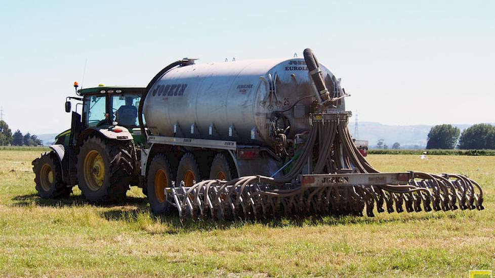 Zodra de grond droog genoeg is wordt er een begin gemaakt met het uitrijden van mest. Woldwide Farms heeft 2000 hectare dat uitsluitend gebruikt wordt voor het oogsten van kuilvoer of vers gras. Dit wordt vijf keer per jaar gemaaid en er wordt ongeveer 20