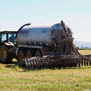 Zodra de grond droog genoeg is wordt er een begin gemaakt met het uitrijden van mest. Woldwide Farms heeft 2000 hectare dat uitsluitend gebruikt wordt voor het oogsten van kuilvoer of vers gras. Dit wordt vijf keer per jaar gemaaid en er wordt ongeveer 20