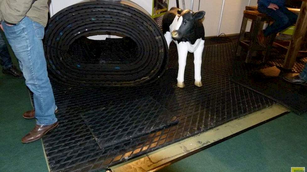 Ook Cowrubber mag rekenen op veel belangstelling. Geprofileerde rubber mijnbanden op bestaande roostervloeren, in afkalfboxen, melkstallen en veewagens, lijkt een nieuwe trend te worden.