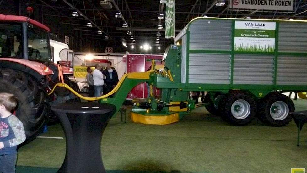 Aan belangstelling had Van Laar Techniek uit Hoogland niet te klagen. Hun Grass-tech Grazer, een opraapwagen met maaier in één machine om het gras schoon te kunnen stalvoeren, was één van de noviteiten op de beurs.