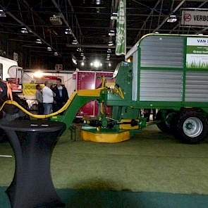 Aan belangstelling had Van Laar Techniek uit Hoogland niet te klagen. Hun Grass-tech Grazer, een opraapwagen met maaier in één machine om het gras schoon te kunnen stalvoeren, was één van de noviteiten op de beurs.