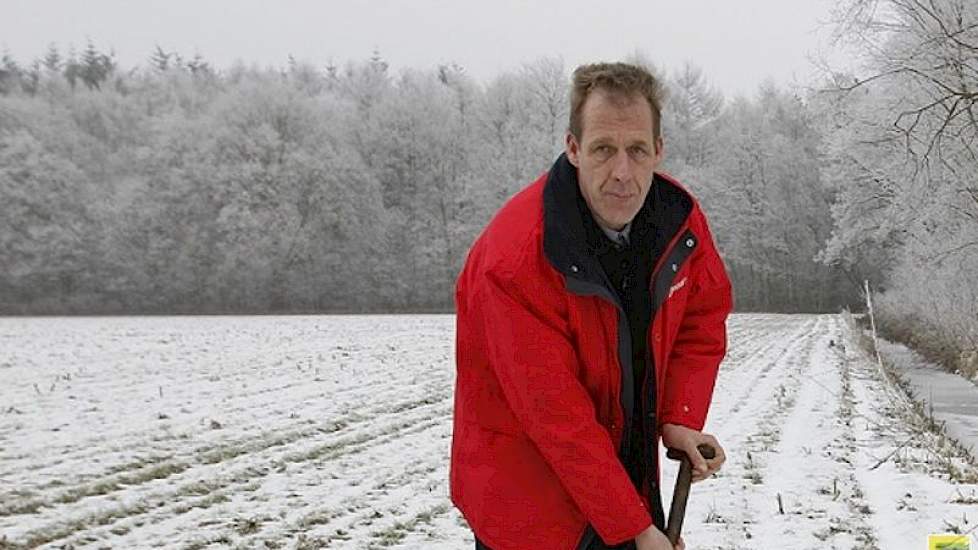 Jan Hemstede melkt in Ommen 160 melkkoeien op 78 hectare zandgrond. 15 hectare daarvan is snijmaïs. Gezien de krappe ruwvoerpositie streeft Hemstede naar een hogere opbrengst maar daarbij loopt hij, net als veel andere melkveehouders, tegen de krappe beme