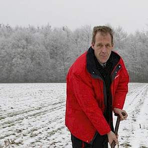 Jan Hemstede melkt in Ommen 160 melkkoeien op 78 hectare zandgrond. 15 hectare daarvan is snijmaïs. Gezien de krappe ruwvoerpositie streeft Hemstede naar een hogere opbrengst maar daarbij loopt hij, net als veel andere melkveehouders, tegen de krappe beme