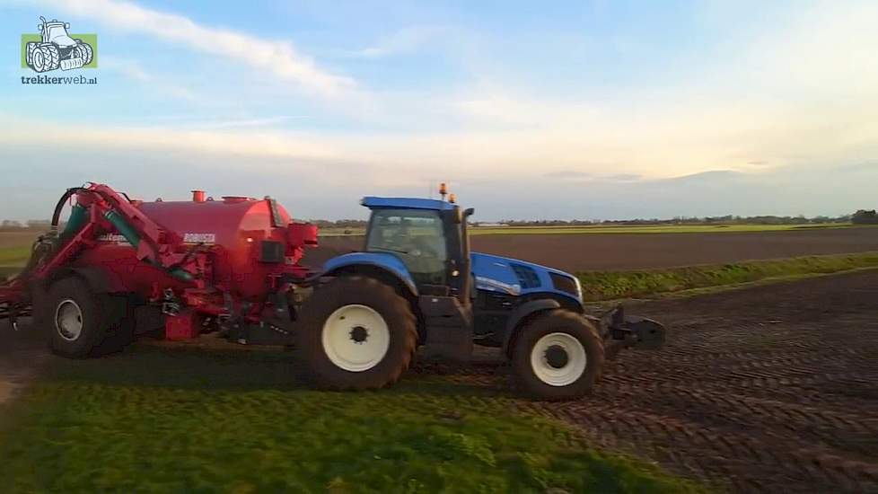 New Holland T8.330 en Schuitemaker Robusta bouwland injecteren Trekkerweb