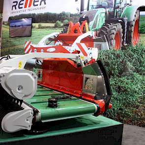 Het Oostenrijkse Reiter introduceert op de beurs een bandhark om het gras op een betere manier in het zwad te leggen. De machine brengt volgens de fabrikant minder grond in het zwad dan conventionele systemen en het afbreken van tanden, die mee het voer i