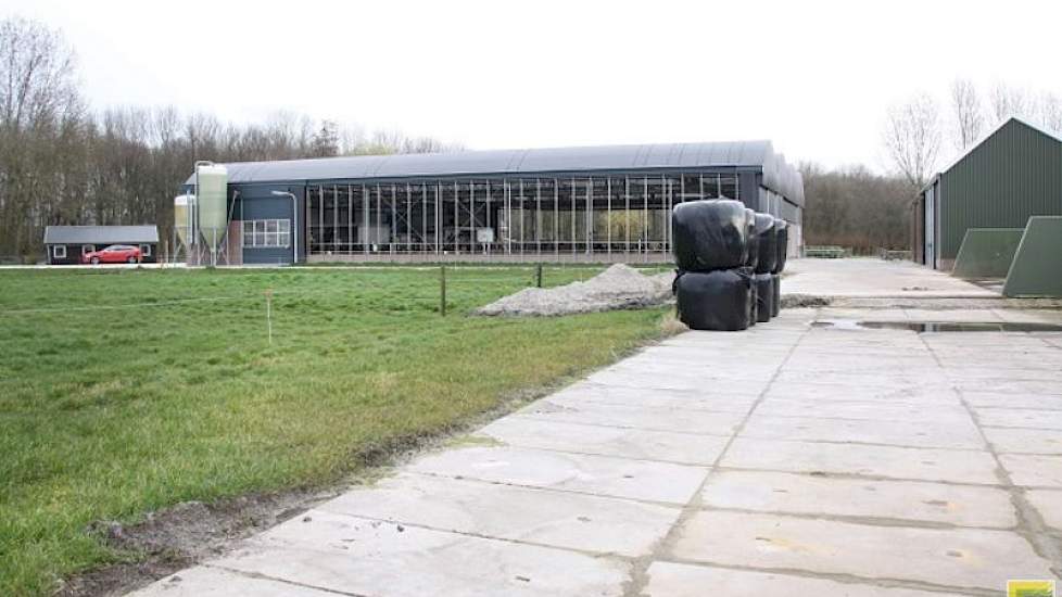 Van der Kroon perst al het gras in ronde balen. Zo hoeft er geen graskuil open te liggen.