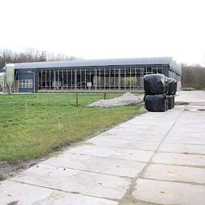 Van der Kroon perst al het gras in ronde balen. Zo hoeft er geen graskuil open te liggen.