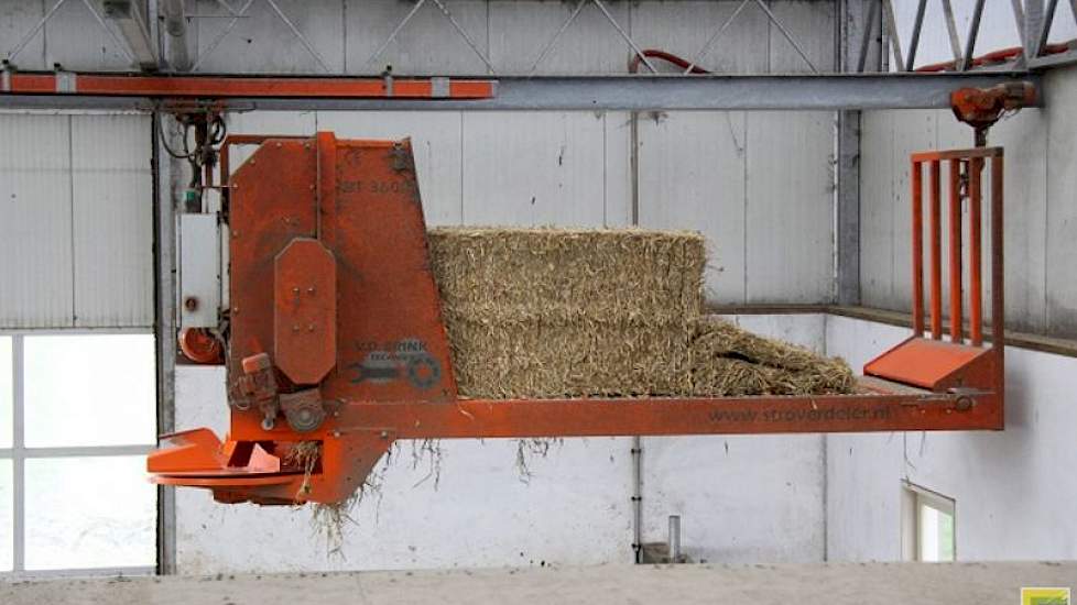 Het stro wordt automatisch in de stal gestrooid. De strooier is met een afstandsbediening bedienbaar.