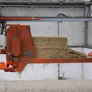 Het stro wordt automatisch in de stal gestrooid. De strooier is met een afstandsbediening bedienbaar.