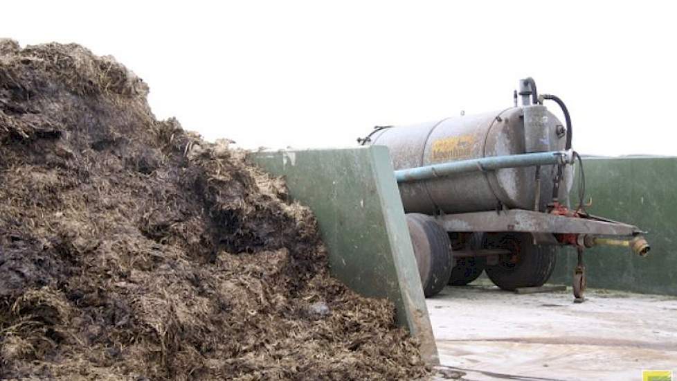 Vrijwel al het landwerk wordt zelf gedaan. De grondbelasting moet zo laag mogelijk zijn. De machines hebben extra brede banden of - zoals de giertank hierboven - twee assen.