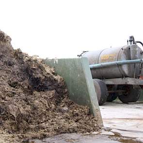 Vrijwel al het landwerk wordt zelf gedaan. De grondbelasting moet zo laag mogelijk zijn. De machines hebben extra brede banden of - zoals de giertank hierboven - twee assen.