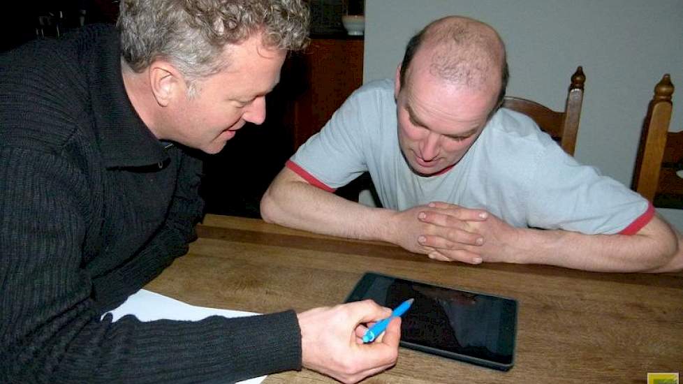 Aan de keukentafel bekijkt Reijneveld de bodemanalyses op de tablet. Opvallend is het grote verschil in bodemvruchtbaarheid en toestand van de mineralen tussen de percelen. Zo bevat het ene perceel maar 1,4 procent organische stof terwijl een ander percee