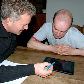 Aan de keukentafel bekijkt Reijneveld de bodemanalyses op de tablet. Opvallend is het grote verschil in bodemvruchtbaarheid en toestand van de mineralen tussen de percelen. Zo bevat het ene perceel maar 1,4 procent organische stof terwijl een ander percee