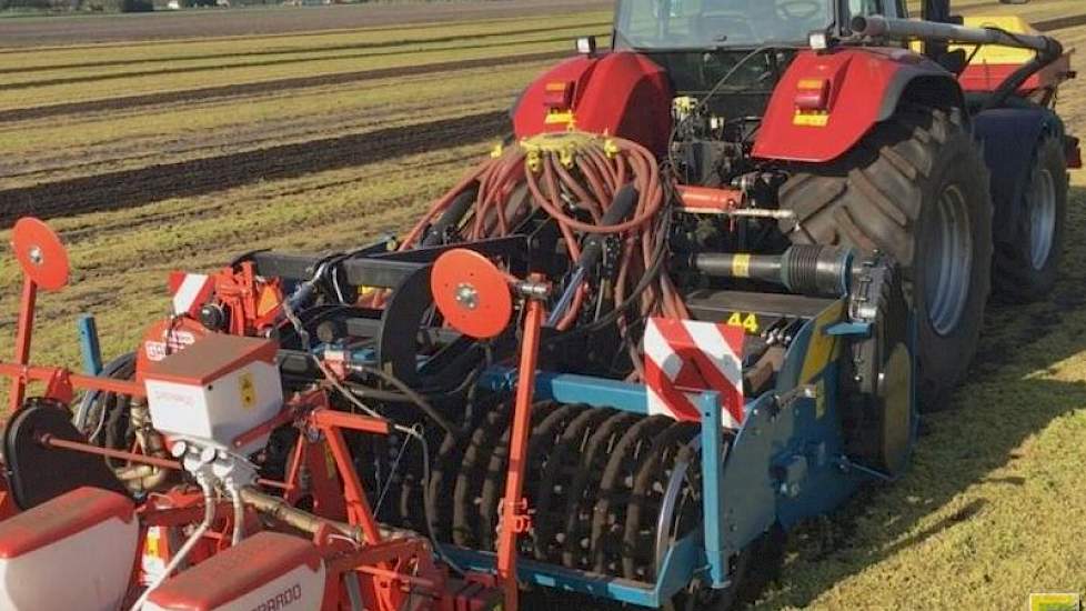 Spitmachinefabrikant Imants uit Reusel (N-Br.) toont het zaaien van mais in een werkgang in combinatie met spitten van graszode.