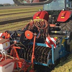 Spitmachinefabrikant Imants uit Reusel (N-Br.) toont het zaaien van mais in een werkgang in combinatie met spitten van graszode.