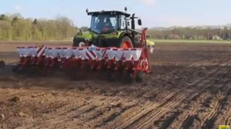 Loonbedrijf Markvoort in Schalkhaar (Ov.)zaaide 24 april mais op een afstand van 37,5 centimeter.