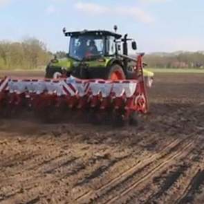 Loonbedrijf Markvoort in Schalkhaar (Ov.)zaaide 24 april mais op een afstand van 37,5 centimeter.