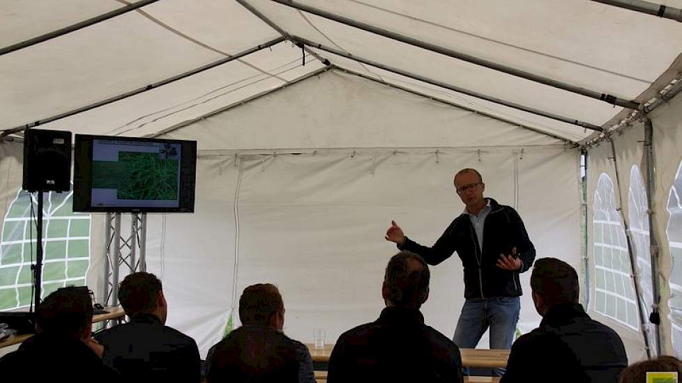 Rien Bos van Dow Agro testte de onkruidkennis van de aanwezigen. Degene met de meeste kennis, kreeg een prijs.