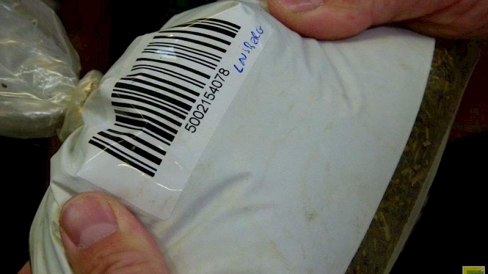 Op elk zakje zit een sticker met barcode. De monsternemer voert een aantal gegevens in zodat de medewerkers van het laboratorium weten welke metingen er toegepast moeten worden.