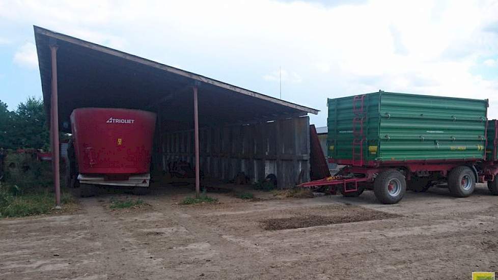 Net als de verouderde gebouwen is het machine park ook verouderd op het voormalige staatsbedrijf, dat in de tijd van Ceausceau ongetwijfeld een voorbeeld functie had. De nieuwe Trioliet voermengwagen vormt een uitzondering op het beeld dat er weinig meer