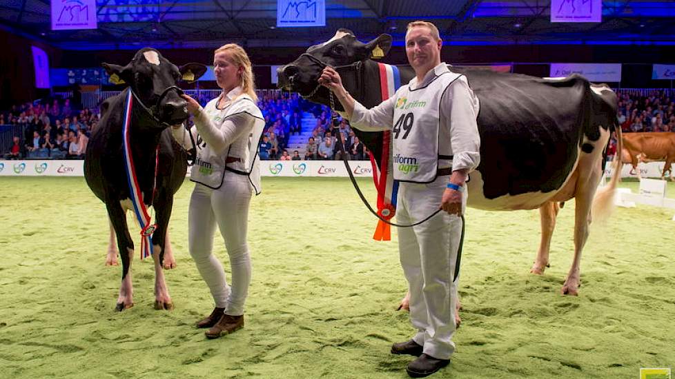 Het kampioensduo bij de zwartbonte vaarzen. Vanwege haar ontwikkeling, lengte en balans was Bons-Holsteins Koba 219 niet te kloppen. Met 3.04 is ze wel een tikje aan de oude kant voor een vaars. Maar ook in de middenklasse zou ze een serieuze kandidate vo