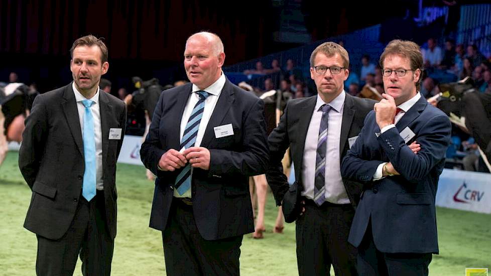 De jury bestond deze dag uit (vlnr) Niels Erik Haahr uit Denemarken en Jos Knoef bij zwartbont en Lambert Weinberg uit Duitsland en Jan Steegink bij roodbont. In de rubrieken keurden ze om beurten als eenmansjury; de kampioenes werden aangewezen door de d