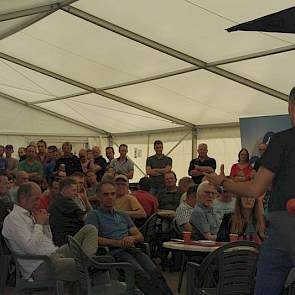 Zwier van de Vegte en Thijs Braam heetten de bezoekers welkom op de 'Melkers van Morgen'-bijeenkomst. Daarna werd de groep in achten verdeeld. De groepjes rouleerden over de acht workshops op het terrein van KTC de Marke.