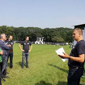 Johan Temmink presenteerde resultaten van vruchtbare kringloop Achterhoek. Die lieten zien dat er jaarlijks meer fosfaat van de bodem gehaald wordt dan dat er gebracht wordt. Het zou Temmink niet verbazen als veehouders binnen niet al te lange tijd bedrij