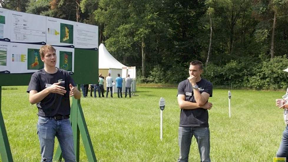 Gert Jan Eggink en Rens Willem Bloemendaal legden het nut van precisiebemesting uit. Op het presentatiebord lieten zij een perceel zien, dat enorme variaties vertoonde in organische stofgehalte en pH-gehalte. Ieder gedeelte vraagt een specifieke bemesting