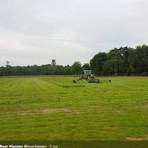 Ondanks de juni droogte lukt het ook Jan Klaassen in Wintelre bij Eindhoven de derde snee gras te maaien.