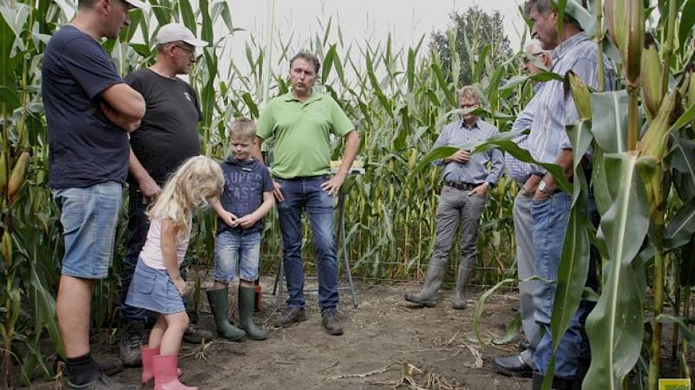 Erik Schieven van Farmsaat laat vier rassen zien. Farmsaat wil transparant werken en heeft de prijzen van maïszaad voor 2018 al bekend gemaakt. Zetmeelopbrengst is speerpunt bij het bedrijf, dat zich vooral op korrelmaïs richt.