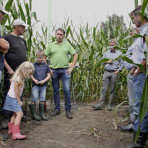 Erik Schieven van Farmsaat laat vier rassen zien. Farmsaat wil transparant werken en heeft de prijzen van maïszaad voor 2018 al bekend gemaakt. Zetmeelopbrengst is speerpunt bij het bedrijf, dat zich vooral op korrelmaïs richt.