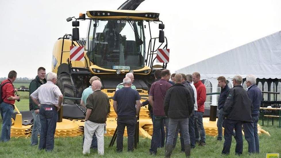 De machines tijden het evenement trokken veel bekijks. Zo ook deze hakselaar uit België die maar liefst 10 rijen tegelijk kan oogsten.