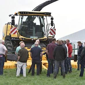 De machines tijden het evenement trokken veel bekijks. Zo ook deze hakselaar uit België die maar liefst 10 rijen tegelijk kan oogsten.