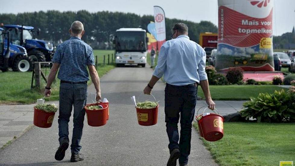 Aan het eind van de dag kregen alle veehouders een emmer met het monster, en de resultaten van de analyse mee naar huis. Het aandeel drogestof en VEM werd redelijk goed ingeschat echter het aandeel zetmeel lag veelal lager dan de telers dachten. Enkele ve