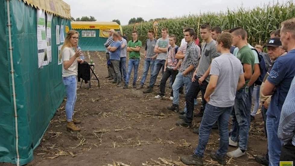 Jacqueline Ulen gaf uitleg over het project 'grondig boeren met maïs brabant', dat dit jaar startte en tot 2019 loopt. In het project worden diverse bedrijfssituaties gesimuleerd, zoals een situatie met vruchtwisseling, een situatie gericht op behoud van